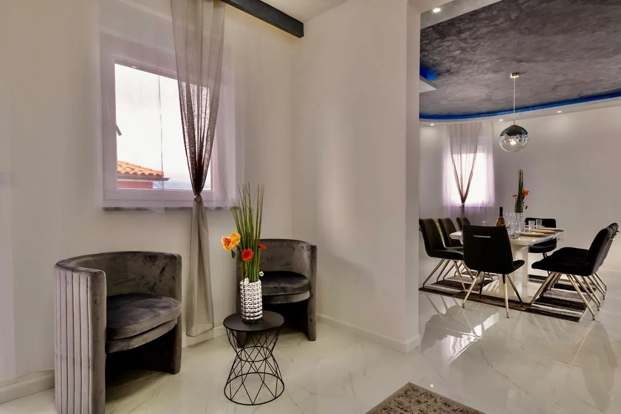 Complex Villa White 풀라