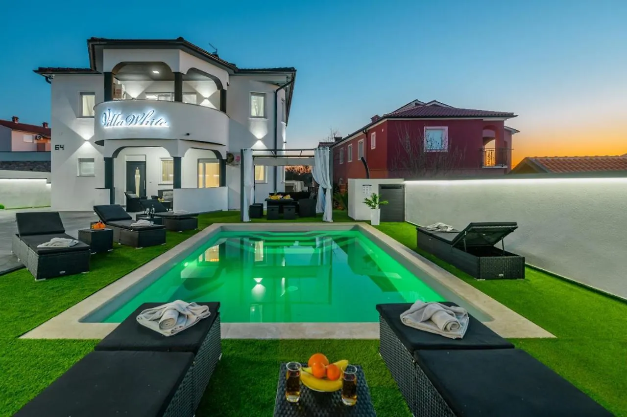 בית הארחה פולה Complex Villa White קרואטיה