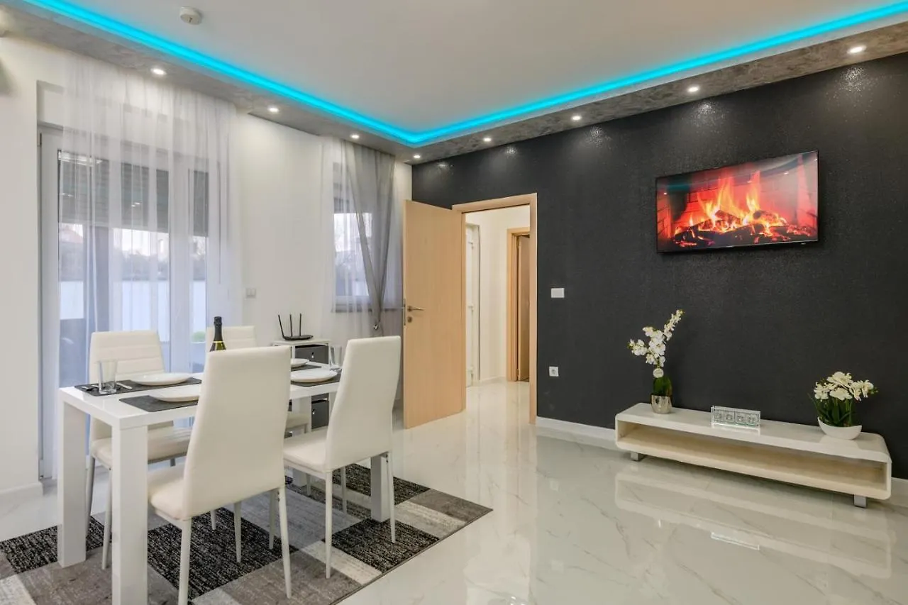 פולה Complex Villa White קרואטיה