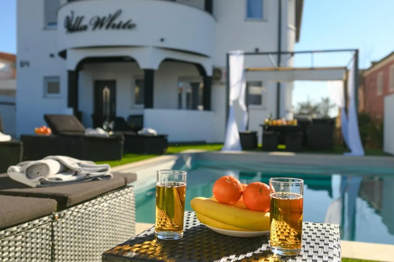 Complex Villa White Pula Guest house