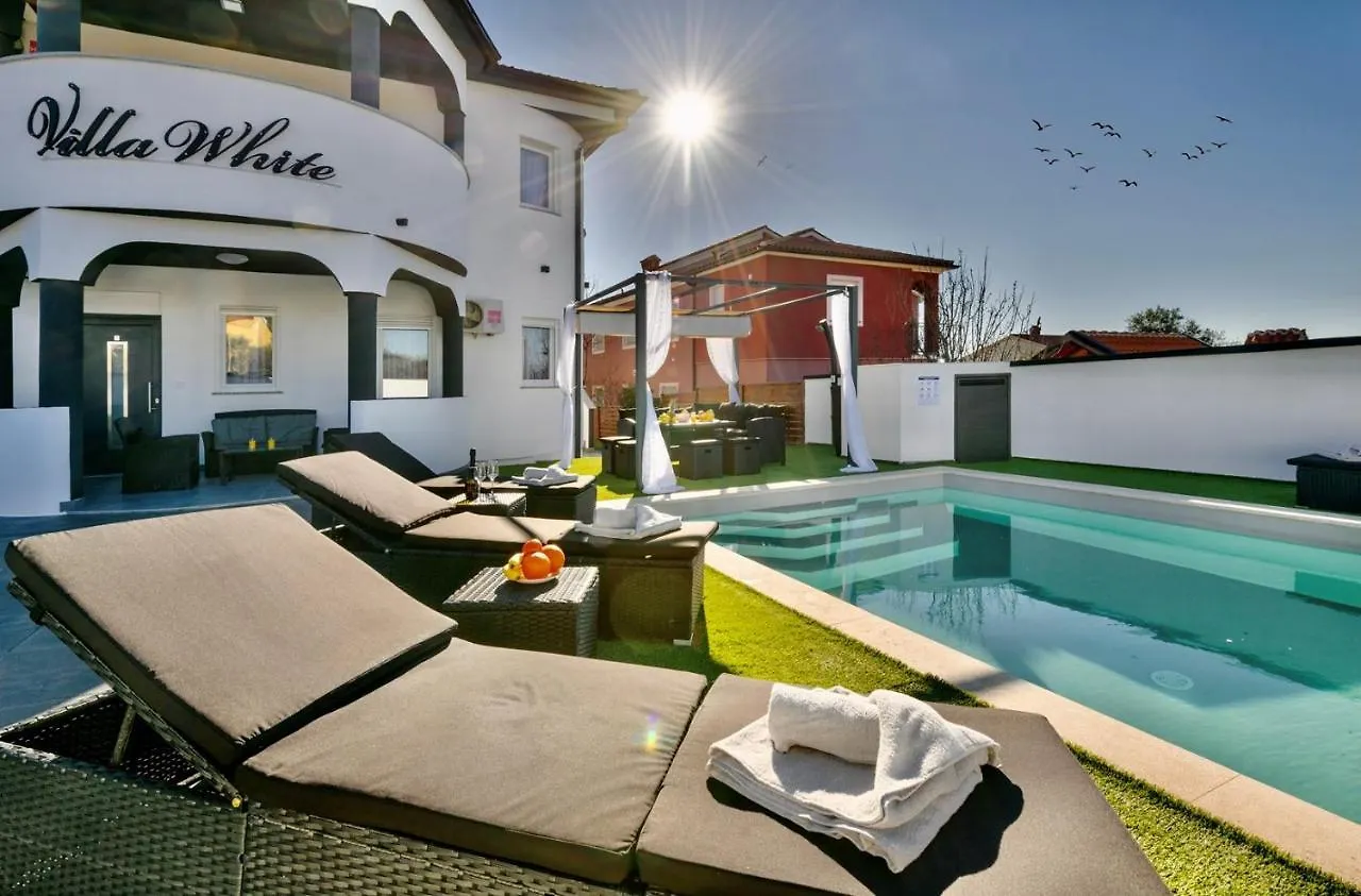 פולה Complex Villa White