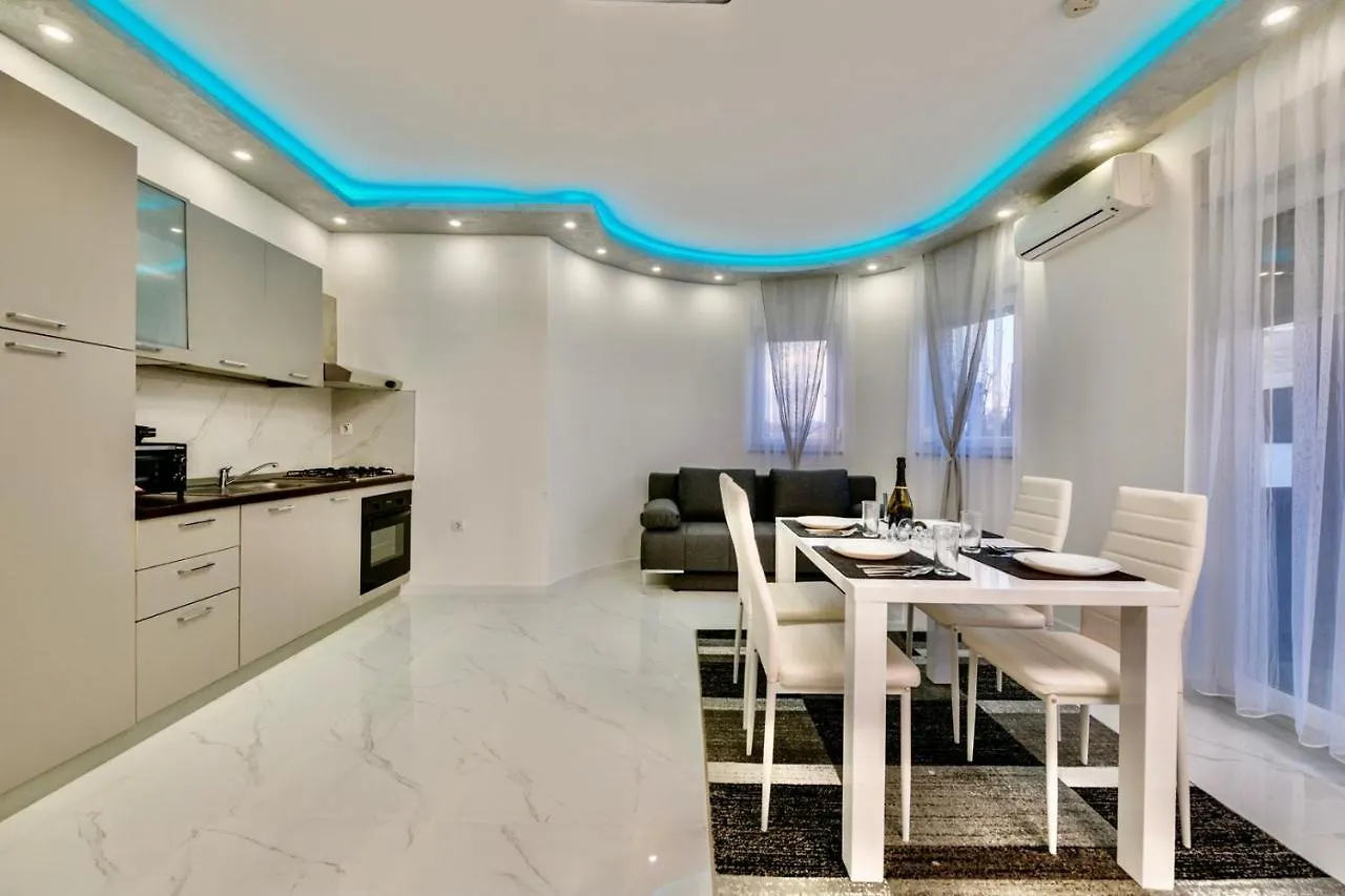 פולה Complex Villa White