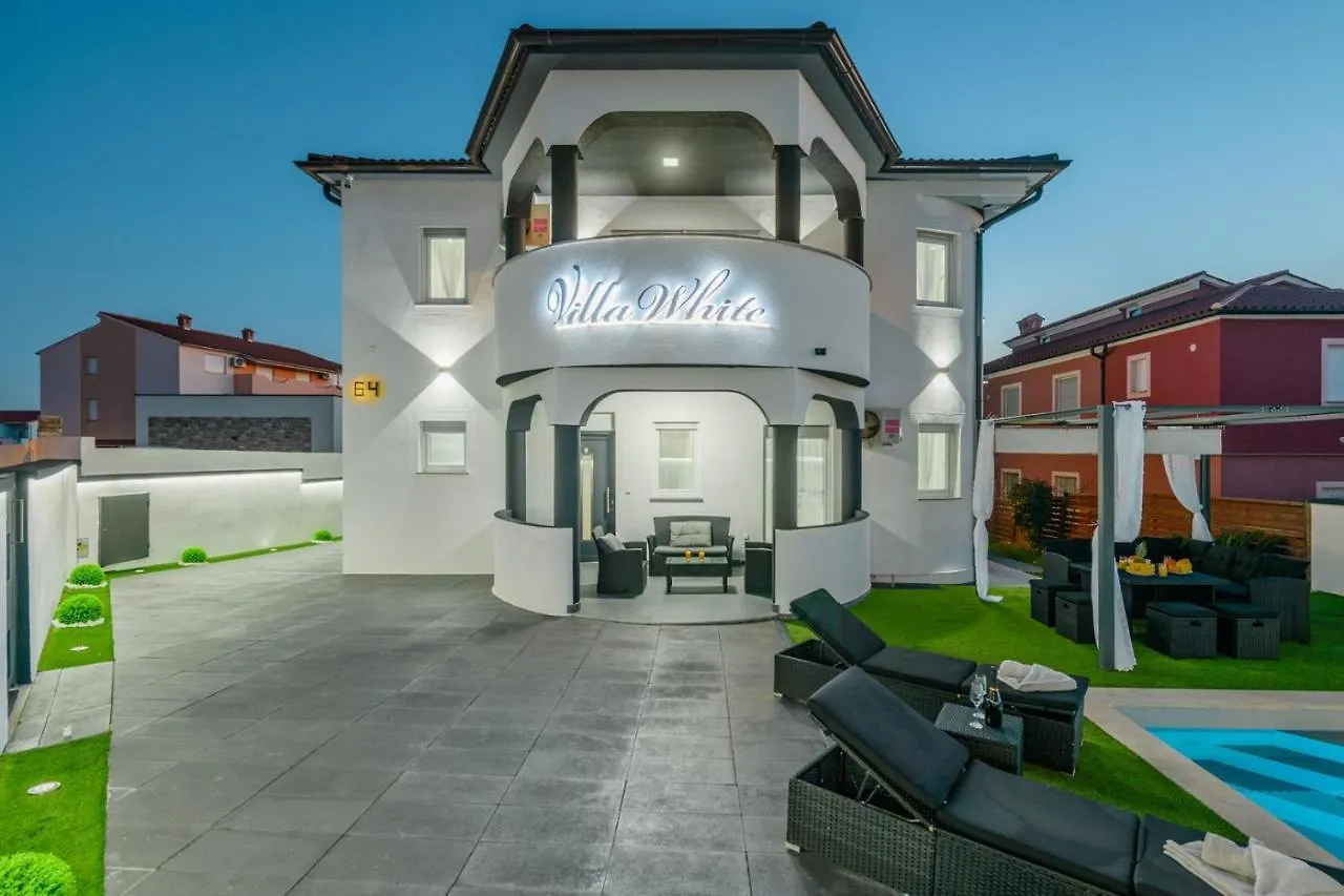 Complex Villa White Pula Guest house